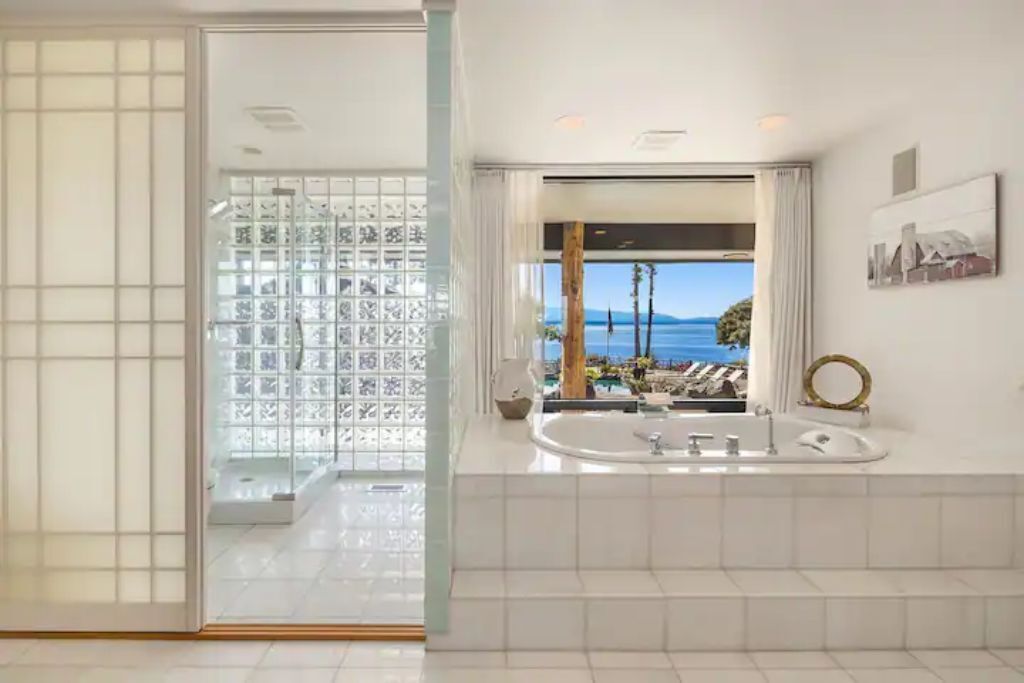 Combined shower/bathtub, jetted bath, hair dryer, towels