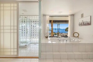 Combined shower/tub, jetted tub, hair dryer, towels - Resort- Style Full Home Retreat w/Pool and Spa (Edmonds)
