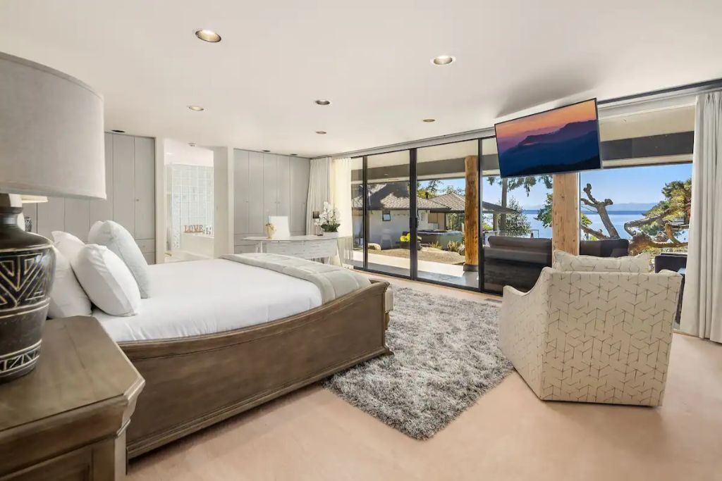 6 bedrooms, desk, iron/ironing board, travel crib