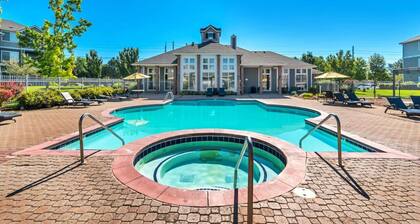 Comfortable 2BR Apt with Pool, Hot Tub, and Fitness Center, Close to Hill AFB