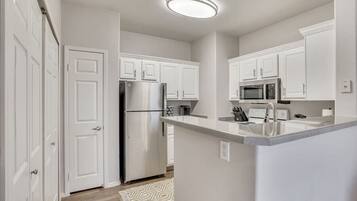 Een koelkast, een magnetron, een oven, een kookplaat