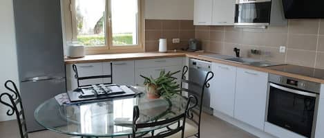 Four Ă micro-ondes, un four, surface de cuisson, lave-vaisselle