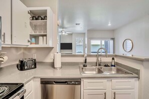 Fridge, microwave, oven, stovetop - Convenient 1st Floor 2BR with Pool, Hot Tub, and Extra Bed, Near Hill AFB (Clearfield)