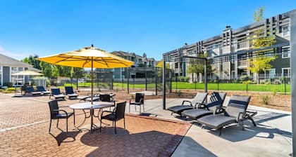 Convenient 1st Floor 2BR with Pool, Hot Tub, and Extra Bed, Near Hill AFB