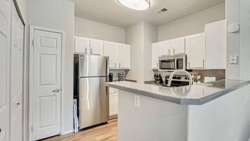 Køleskab, mikrobølgeovn, ovn, kogeplade