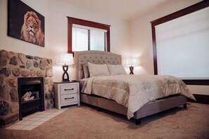 3 bedrooms, iron/ironing board, WiFi, bed sheets - Heart of provo, 4 min to I-15, BYU, UVU, ski slopes (Provo)