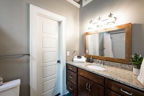 Hair dryer, towels - Downtown Loft | Walkable to Dining & Entertainment (Macon)