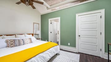 2 chambres, bureau, fer et planche à repasser, lit parapluie