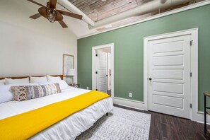 2 habitaciones, escritorio y tabla de planchar con plancha 