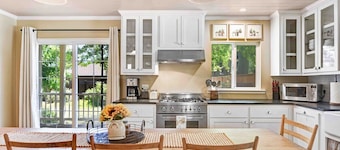 Charming Newcomb Cottage Downtown Sonoma