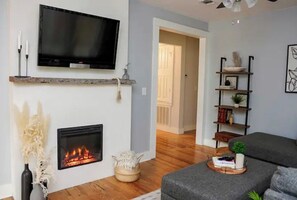 Smart TV, caminetto, libri, biblioteca musicale