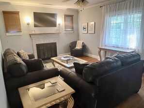 Smart TV, fireplace - Relaxing Home w/ Private Pool near NRG National Park ☀️🏖 (Family/pet Friendly) (Oak Hill)