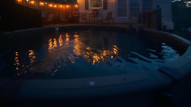 Ein Haus mit Swimmingpool im Abenddämmerung