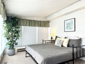 4 bedrooms, iron/ironing board, free WiFi, bed sheets - Relaxing Home w/ Private Pool near NRG National Park ☀️🏖 (Family/pet Friendly) (Oak Hill)