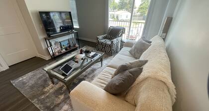 Quiet Apartment - GREAT location. Walking Distance to Restaurants. 7 night min.
