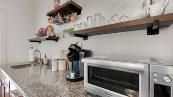 Cafetière/bouilloire, réfrigérateur, micro-ondes, grille-pain