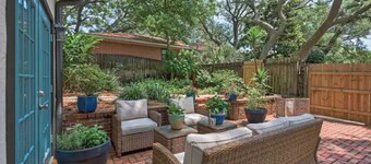 Charming Guest House at Live Oaks on the Bayou