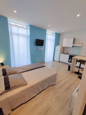 1 bedroom, bed sheets