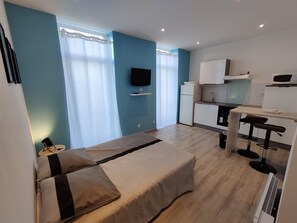 1 bedroom, bed sheets
