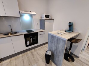 Fridge, microwave, oven, stovetop - Cosy new apartment 2 steps from the station and port (Rochefort)