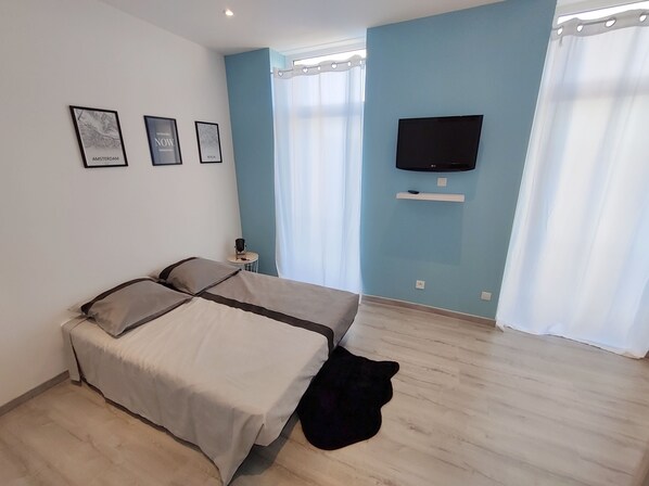 1 bedroom, bed sheets