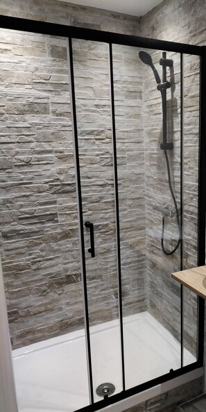 Dusche, Handtücher, Seife, Toilettenpapier