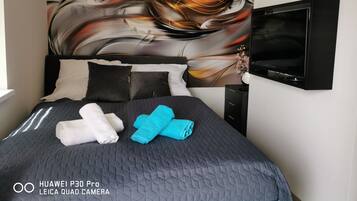 1 soveværelse, pengeskab på værelset, strygejern/strygebræt