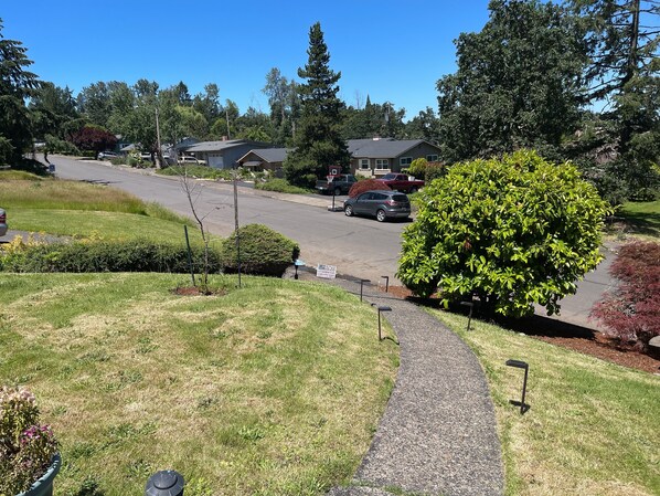 Property grounds - Spacious 2bed/1bath private suite near U of O with ductless heat/AC (Eugene)