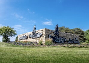 A stone wall with signage for Eagle Ridge Resort & Spa and The Galena Territory. - The (Veteran Owned) Hanover Hangout Guesthouse - cozy cottage w/ privacy + fun (Hanover)