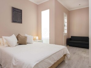 2 slaapkamers, een bureau, een strijkplank/strijkijzer, gratis wifi