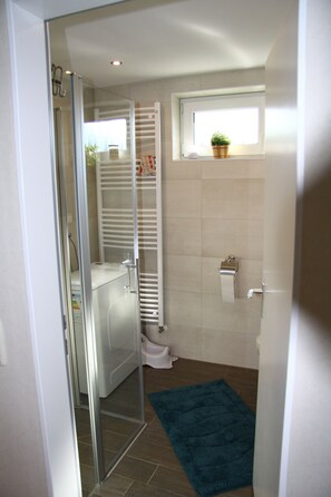 Een douche, een haardroger, handdoeken, zeep
