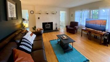 Smart TV, fireplace, Netflix, Hulu
