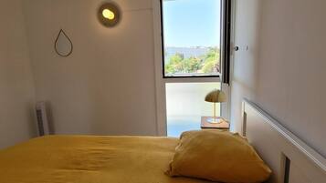 2 slaapkamers, een strijkplank/strijkijzer, reisbedje, wifi