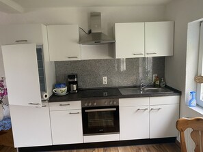 Kühlschrank, Ofen, Herdplatte, Wasserkocher mit Kaffee-/Teezubehör
