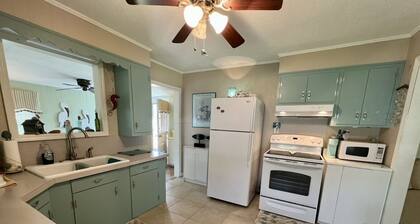 Cozy Cottage in quiet neighborhood not far from beaches