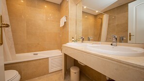 Bathtub, towels