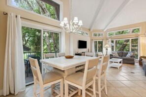 Dining - Updated 1/1 Pool, Walk to Beach and Golf course! (Fernandina Beach)