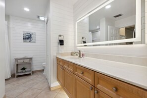 وحدات دش مع أحواض استحمام، مجففات شعر