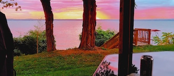 Cozy All Season Bungalow right on the Lake  wine and brewery trail.