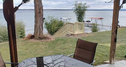 Cozy All Season Bungalow right on the Lake wine and brewery trail.