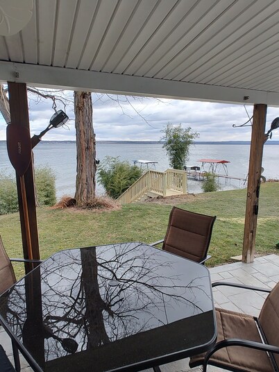 Cozy All Season Bungalow right on the Lake  wine and brewery trail.