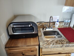 Refrigerador, microondas, cafetera y tetera y tostadora 