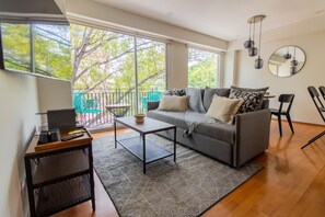 ดีลักซ์อพาร์ทเมนท์, ระเบียง (301) | บริเวณนั่งเล่น | ทีวีจอแบน 50 นิ้ว พร้อมช่องเคเบิล, ห้องทำงาน