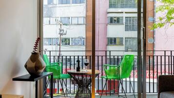 Departamento Deluxe, balcón (301) | Servicio a la habitación