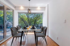 Deluxe Apartment, Balcony (301) | In-room dining