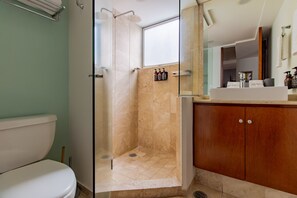 Premium Apartment, Balcony, Ground Floor (102) | Bathroom | Shower, towels - Capitalia Anzures Polanco (Mexico City)