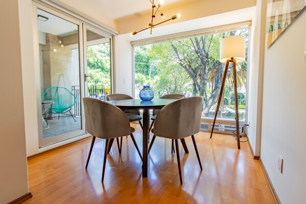 พรีเมียมอพาร์ทเมนท์, ระเบียง, ชั้นล่าง (102) | ห้องรับประทานอาหาร