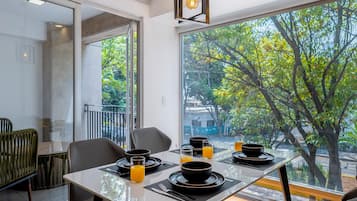 Apartamento luxo, sacada (301) | Opções para refeição no quarto