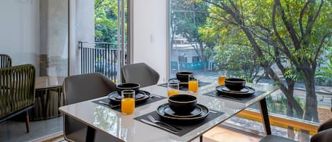 Deluxe-Apartment, Balkon (301) | Essbereich im Zimmer