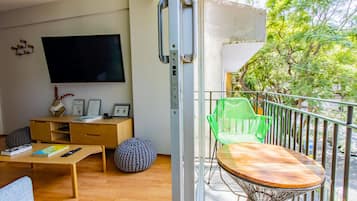 Apartamento luxo, sacada (301) | Área de estar | TV de tela plana 50 polegadas com canais a cabo, escritórios